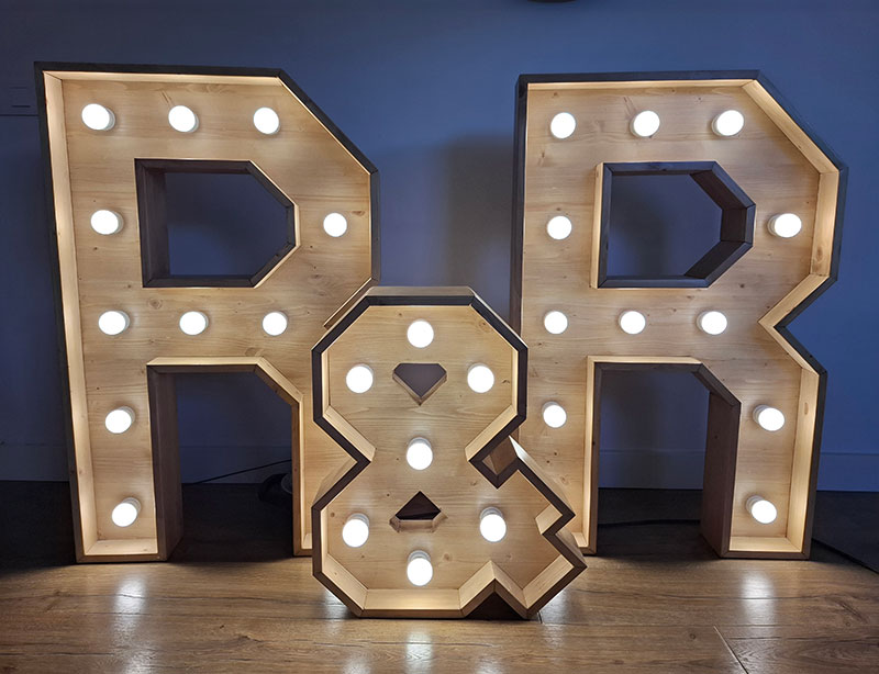 lletres fusta amb llum