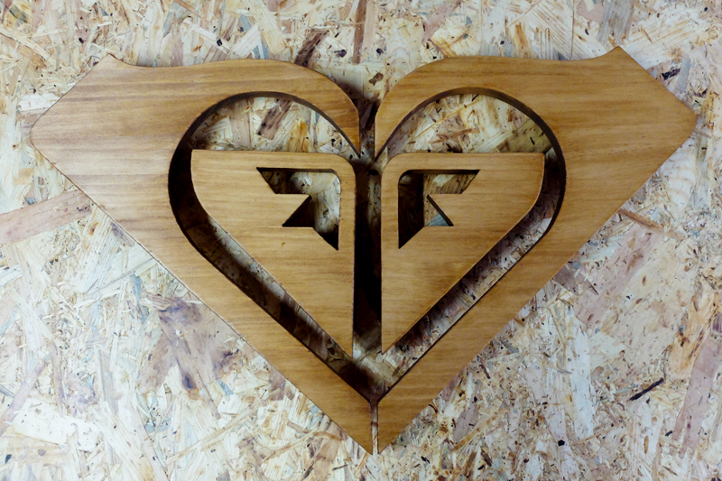 logotip tallat en fusta