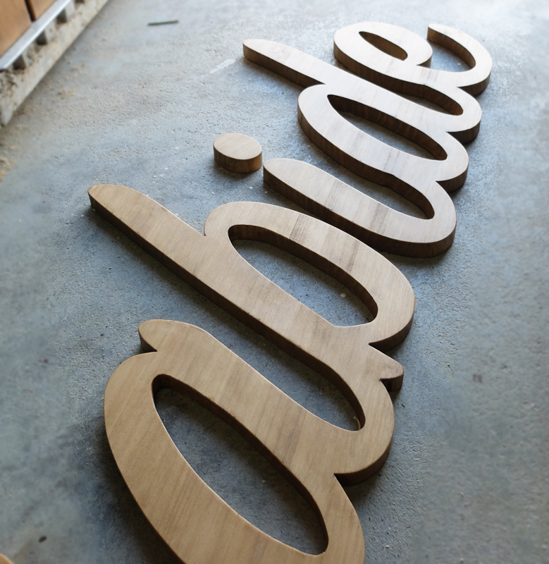 lletres tallades en fusta