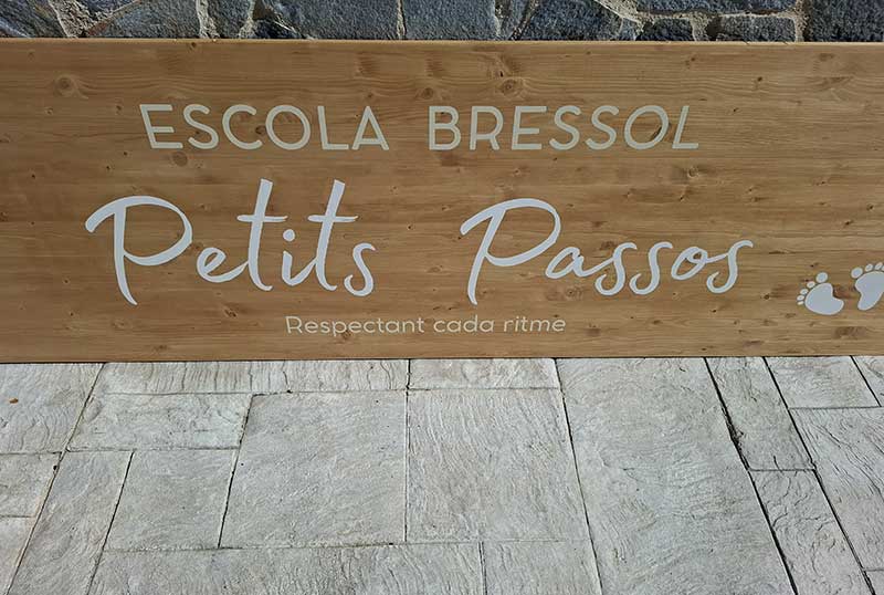 Rètol de fusta pintat