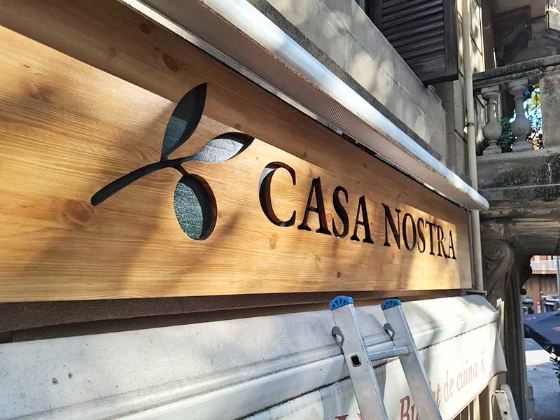 rètol fusta per a negoci