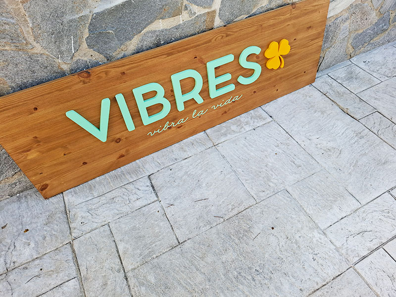 cartell fusta vibres